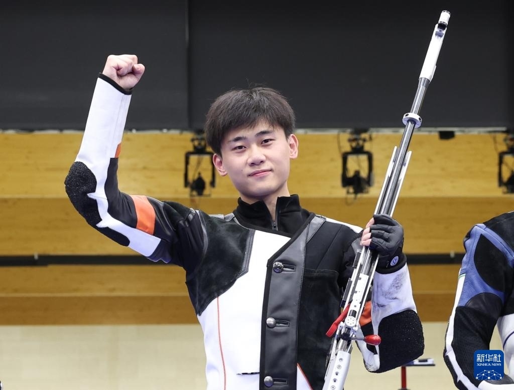 8月1日，在法國沙托魯舉行的巴黎奧運會射擊男子50米步槍三姿決賽中，中國選手劉宇坤奪得冠軍。圖為劉宇坤在奪冠后慶祝。新華社記者 張帆 攝