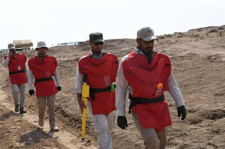 工作人員前往排雷。中國海油供圖