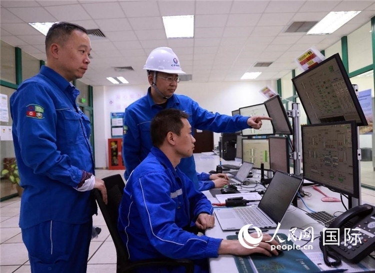 工作人員在一體化終端中央控制室工作。人民網(wǎng)記者管克江攝