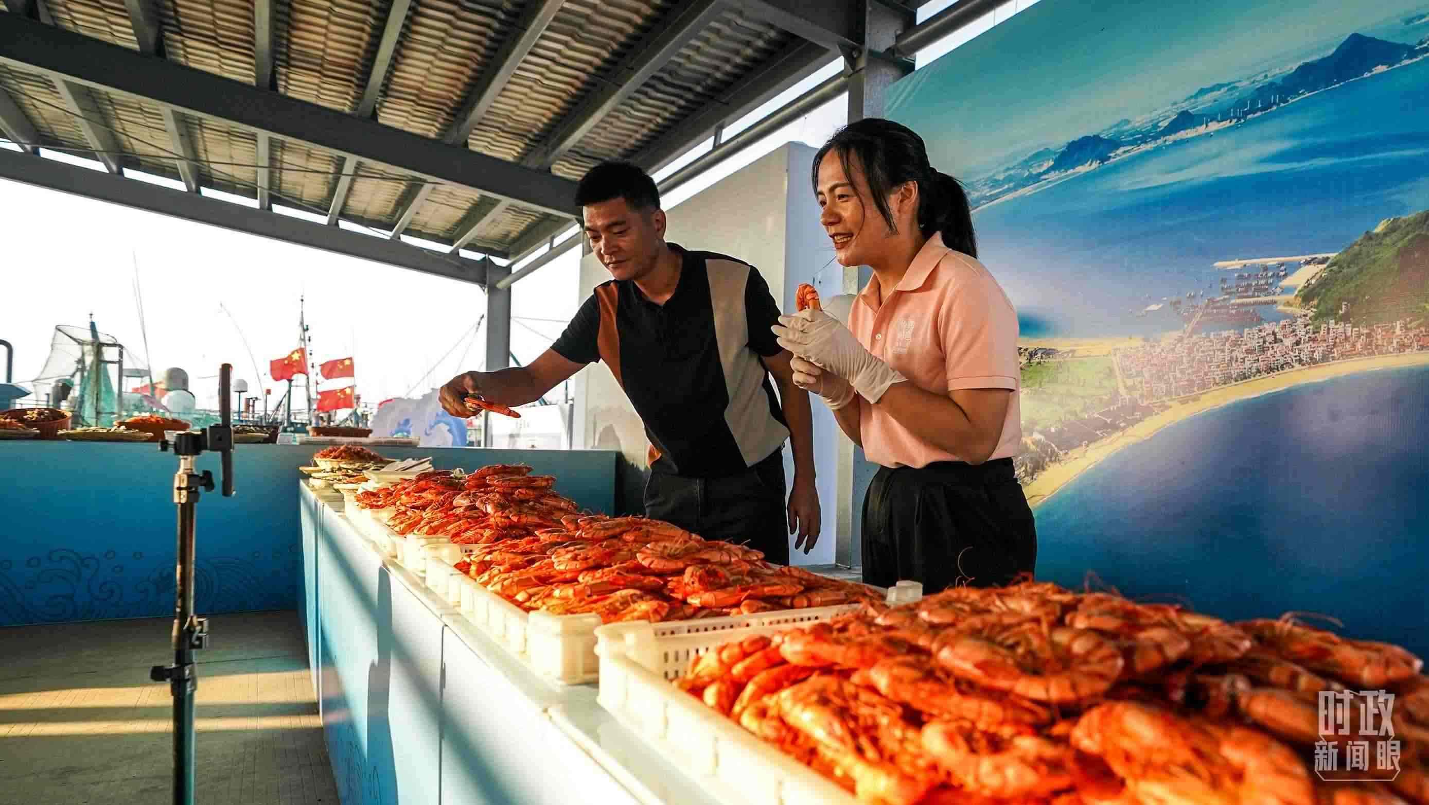 △正在直播賣貨的澳角村村民。（總臺記者李晉拍攝）