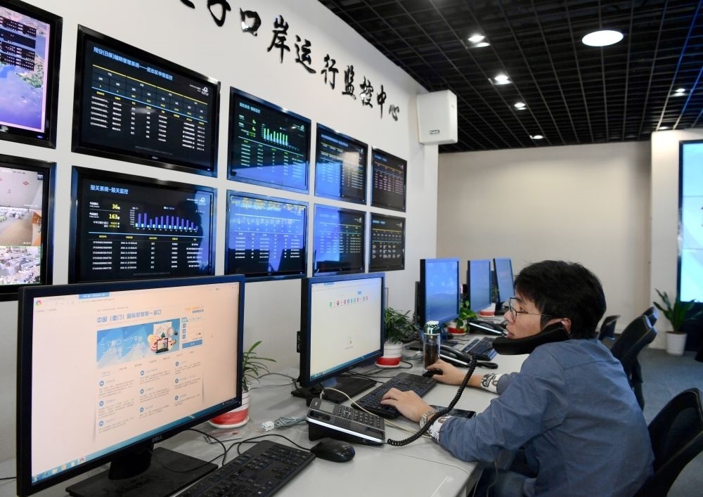 在中國（福建）自由貿(mào)易試驗(yàn)區(qū)廈門片區(qū)，國際貿(mào)易“單一窗口”工作人員在網(wǎng)上受理業(yè)務(wù)（2018年11月15日攝）?！皢我淮翱凇笔顷P(guān)檢等口岸部門、地方政府相關(guān)部門、金融機(jī)構(gòu)等共同參與的口岸管理共享平臺(tái)。貿(mào)易商能夠通過一個(gè)入口提交貨物進(jìn)出口或轉(zhuǎn)運(yùn)所需要的單證或電子數(shù)據(jù)，實(shí)現(xiàn)“一個(gè)平臺(tái)、一點(diǎn)接入、一次申報(bào)、一次辦結(jié)”。