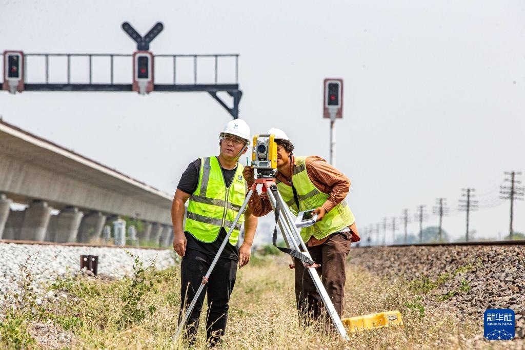 5月1日，在泰國大城府，中泰高鐵項目工作人員在施工現(xiàn)場勘查。新華社記者 王騰 攝