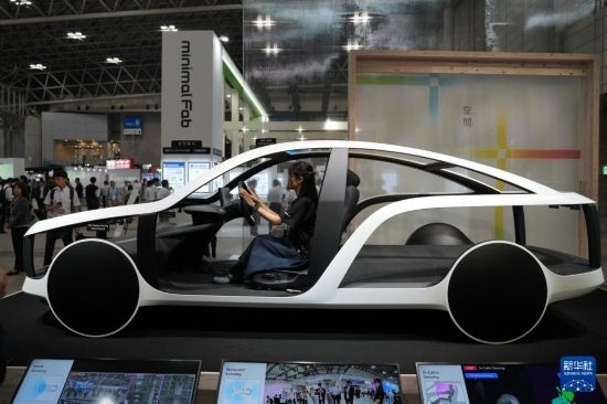 這是10月17日在日本千葉縣舉行的日本高新技術(shù)博覽會(huì)上拍攝的，索尼公司展示的概念車模型。新華社記者 錢錚 攝