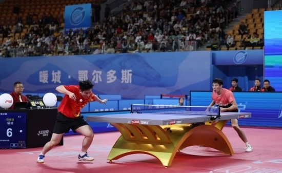 10月18日，上海隊(duì)選手樊振東（左）在單打比賽中發(fā)球。他3:2戰(zhàn)勝福建隊(duì)選手程靖淇。新華社記者 王楷焱 攝