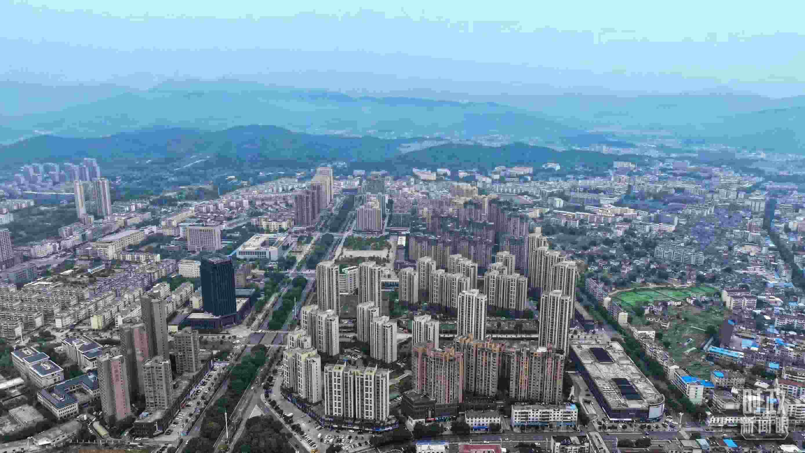 △俯瞰桐城市。（總臺(tái)記者葛啟文拍攝）