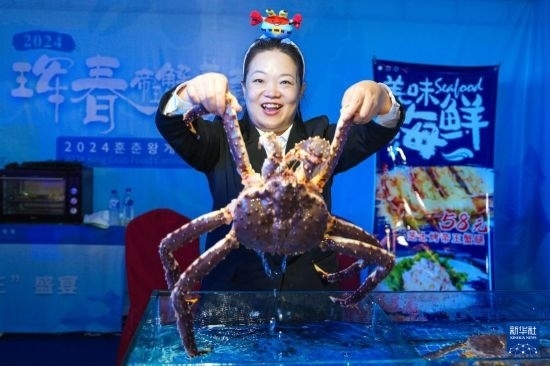 9月19日，在吉林省琿春市，商家在展示售賣的帝王蟹。新華社記者 許暢 攝