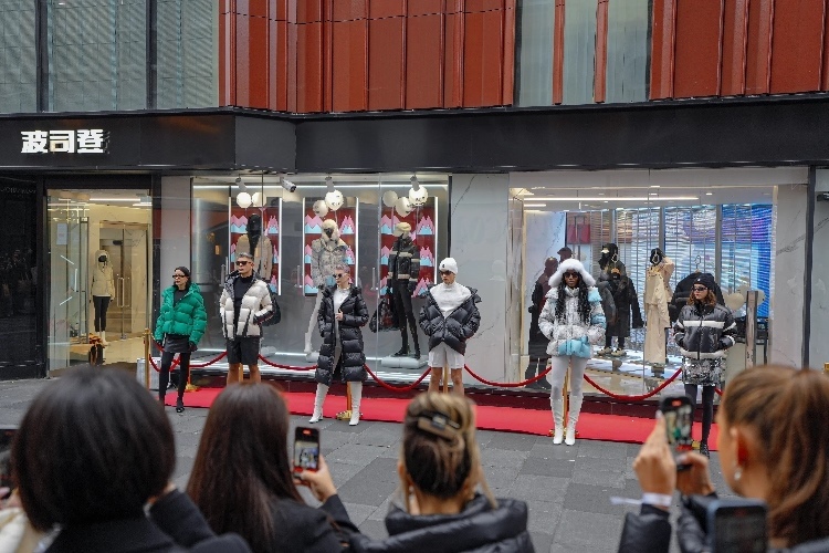 模特在波司登倫敦旗艦店門前展示新款羽絨服。主辦方供圖