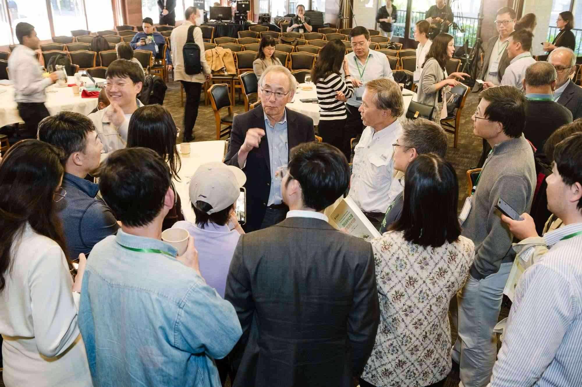 美國前能源部長、諾獎得主朱棣文教授在會場與參會者交流。馮超攝