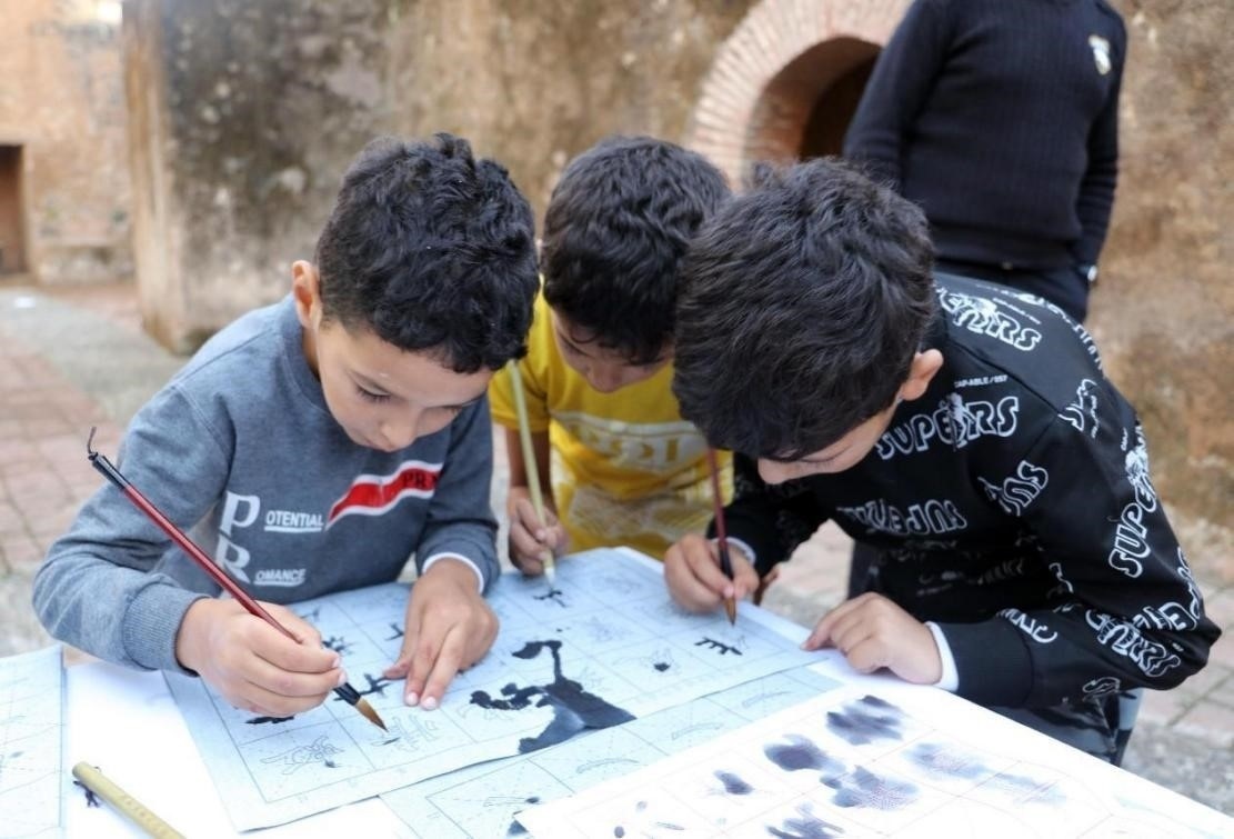 一起學(xué)書法。拉巴特中國文化中心供圖