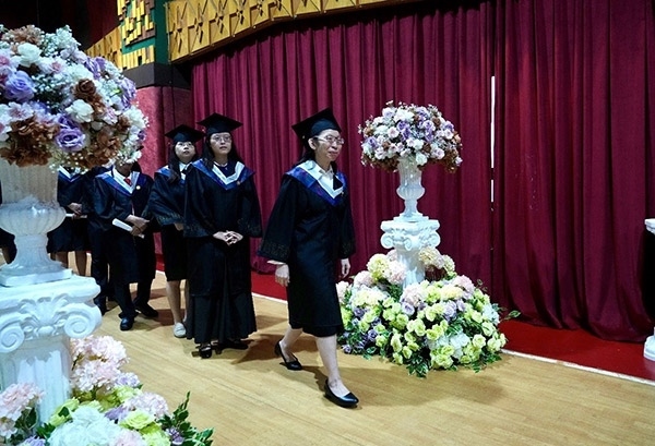 菲律賓岐黃中醫(yī)學院首屆12名畢業(yè)生順利獲得中醫(yī)相關執(zhí)業(yè)資格。人民網(wǎng)記者 樊帆攝