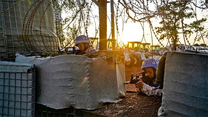 瞭望偵察一線情況。張洪奧攝