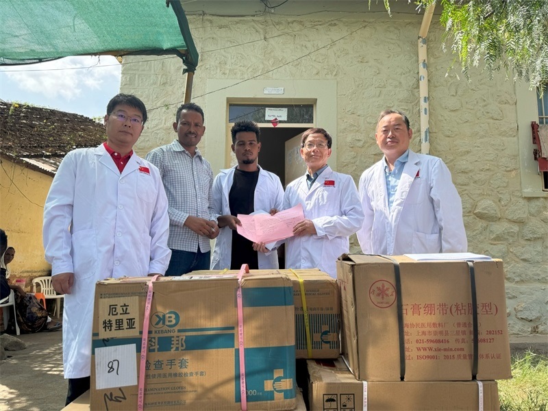 中國醫(yī)療隊向科倫醫(yī)院捐贈藥品和醫(yī)療物資。中國第17批援厄立特里亞醫(yī)療隊供圖