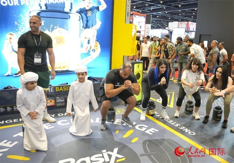 觀眾參加“蹲馬步”比賽。人民網(wǎng)中東中心分社塔里克·易卜拉欣攝