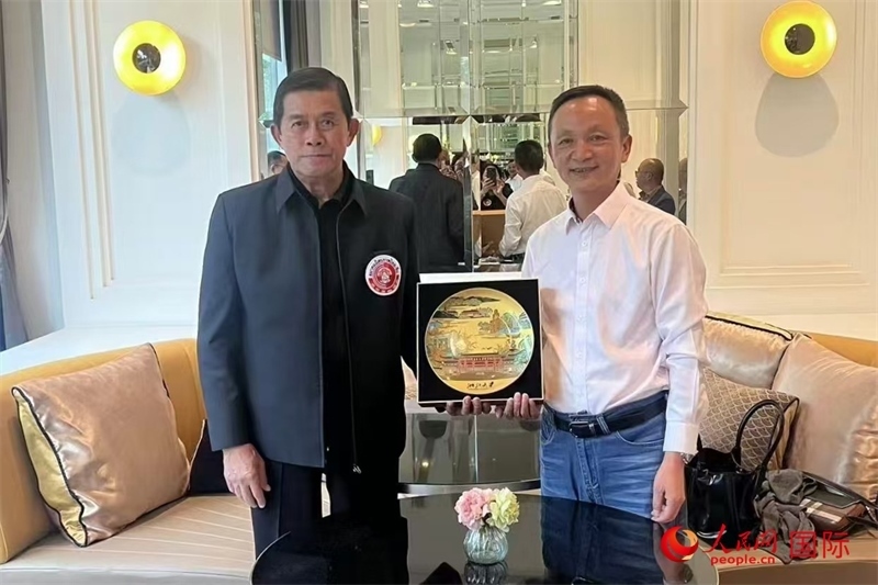 泰中友好協(xié)會會長、泰國前副總理功·塔帕朗西（左一）會見浙大團(tuán)組一行。人民網(wǎng)記者 簡承淵攝