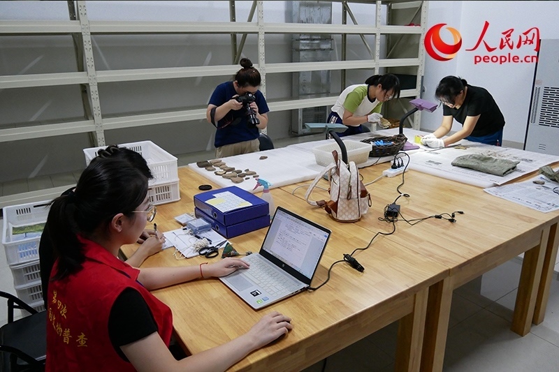 普查隊(duì)員們正在庫(kù)房?jī)?nèi)工作。人民網(wǎng)記者 韋衍行攝