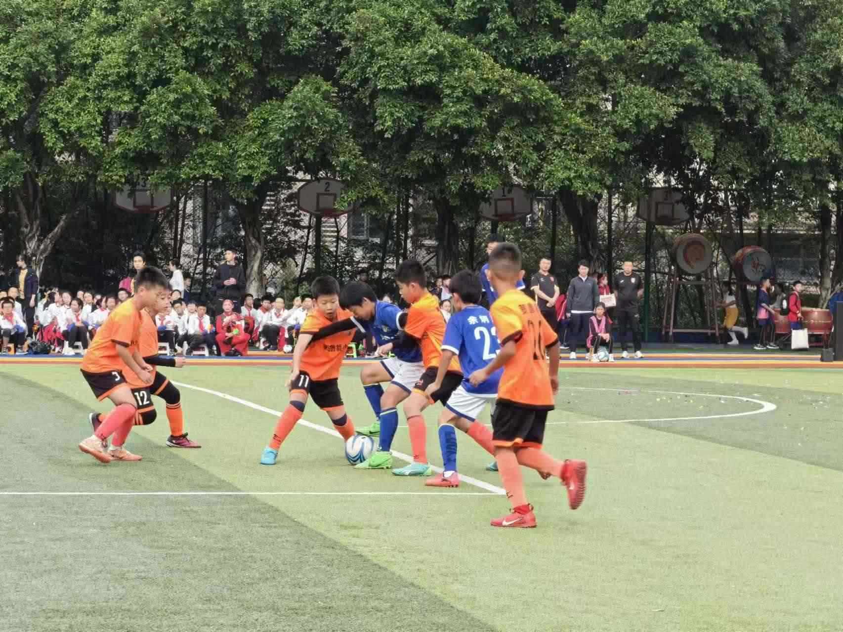 珊瑚魯能小學(xué)的學(xué)生們在進(jìn)行足球比賽。 人民網(wǎng)記者 楊磊攝