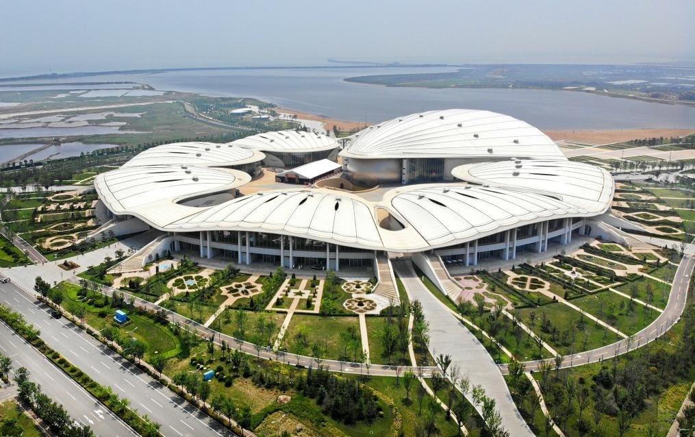 位于中國—上海合作組織地方經(jīng)貿(mào)合作示范區(qū)的青島·上合之珠國際博覽中心（2024年7月18日攝，無人機(jī)照片）。新華社記者李紫恒 攝