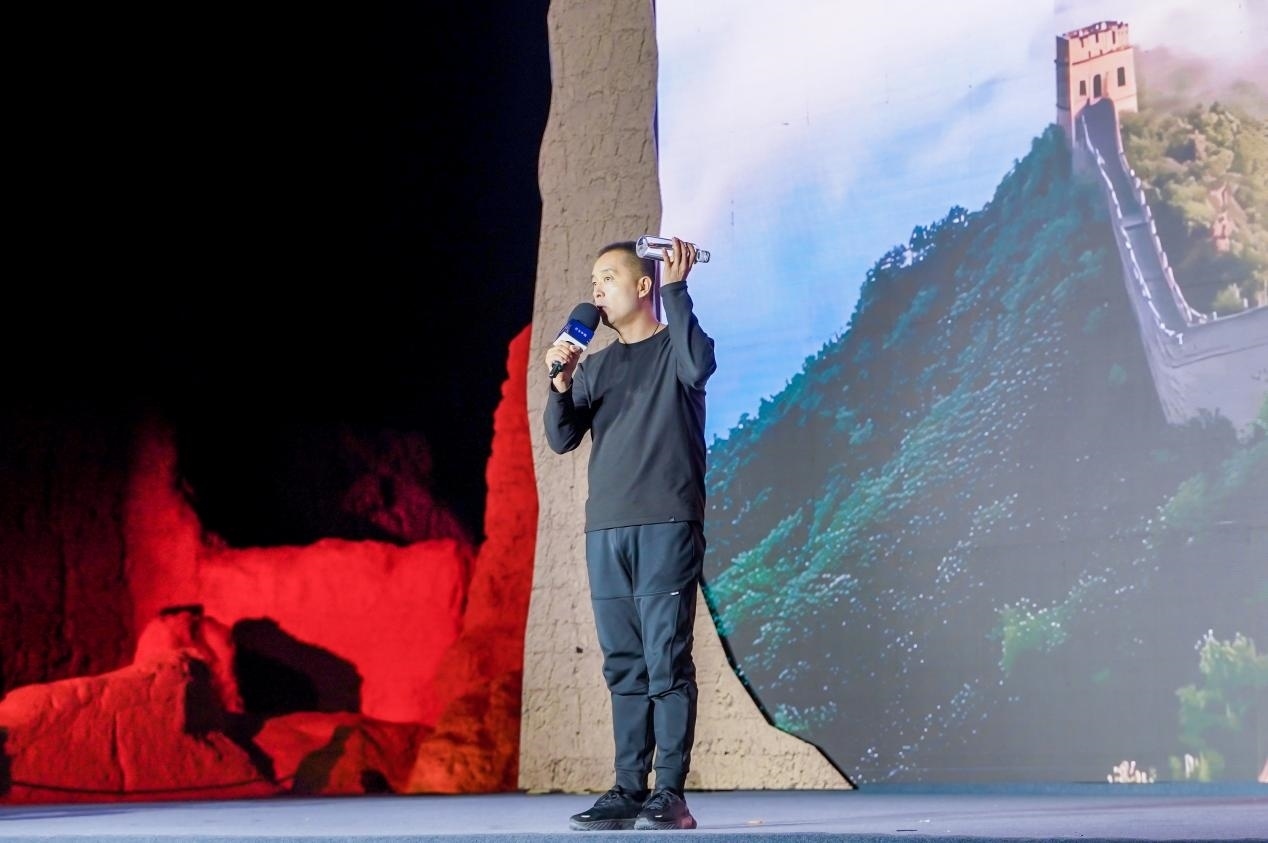 李剛在“何以中國·五星出東方”網(wǎng)絡(luò)主題宣傳活動現(xiàn)場演講。人民視頻供圖