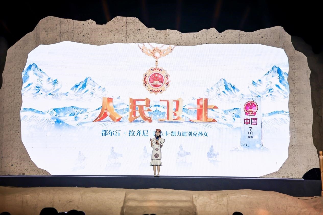 都爾汗·拉齊尼在“何以中國·五星出東方”網(wǎng)絡(luò)主題宣傳活動現(xiàn)場演講。人民視頻供圖