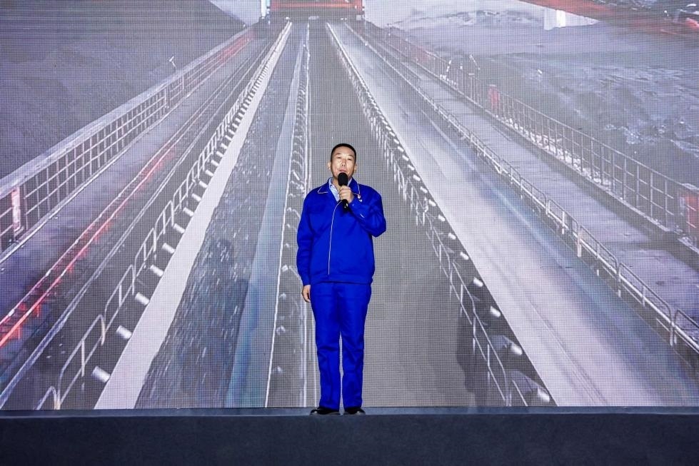 邵旭鵬在“何以中國·五星出東方”網(wǎng)絡(luò)主題宣傳活動現(xiàn)場演講。人民視頻供圖