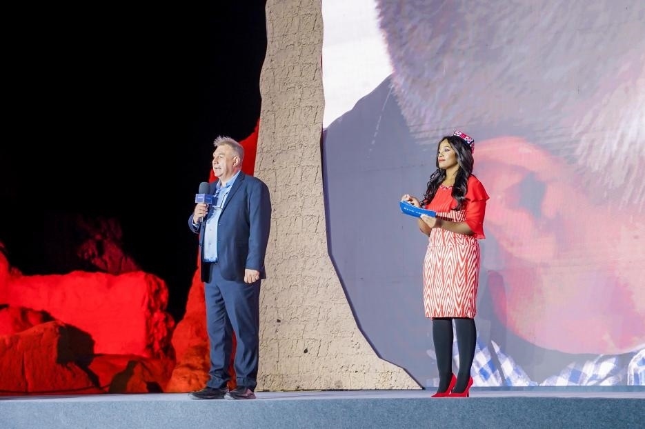 丹尼（左一）在“何以中國·五星出東方”網(wǎng)絡(luò)主題宣傳活動現(xiàn)場演講。人民視頻供圖