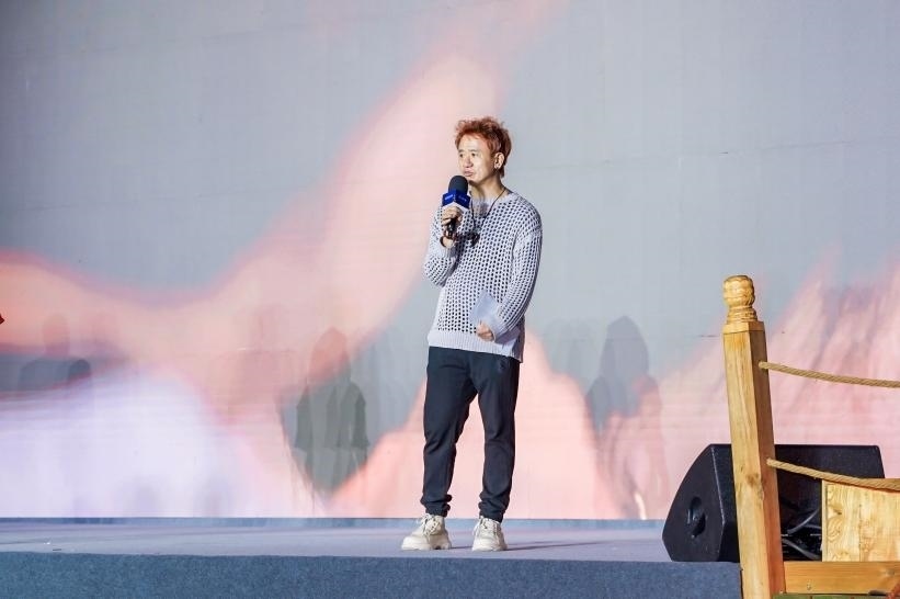 安鐘旭在“何以中國·五星出東方”網(wǎng)絡(luò)主題宣傳活動現(xiàn)場演講。人民視頻供圖