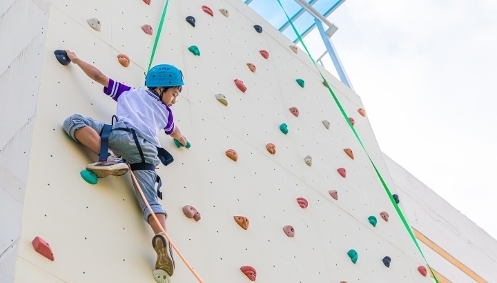 浙江臺(tái)州，正在學(xué)習(xí)攀巖課程的小學(xué)生