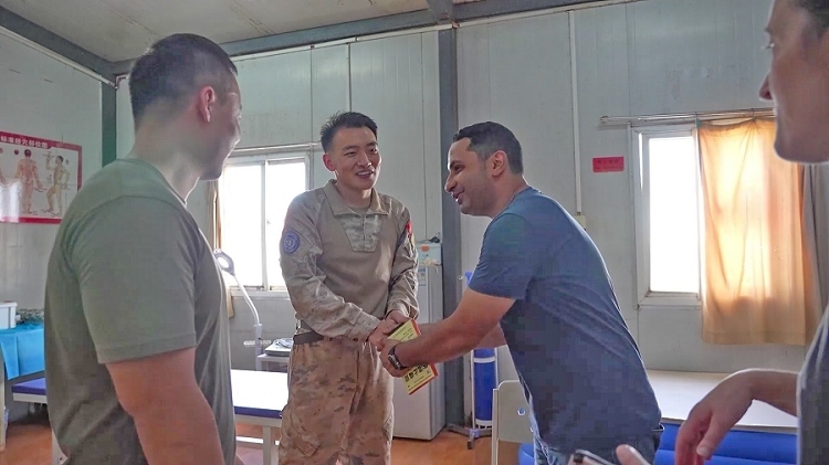 外國(guó)友人致謝。王軍杰攝