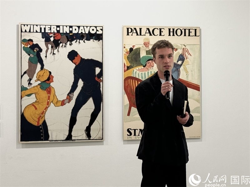 11月8日，“瑞士經(jīng)典設(shè)計(jì)展”策展人言照壁向與會嘉賓導(dǎo)覽。（人民網(wǎng) 謝瑩攝）