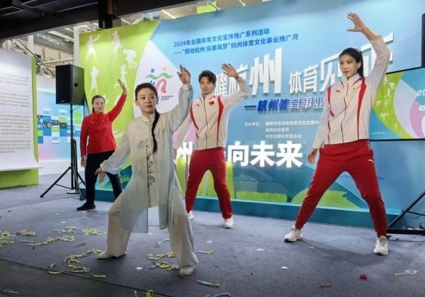 三位奧運(yùn)冠軍進(jìn)行陳式太極拳表演。 人民網(wǎng)記者 楊磊攝