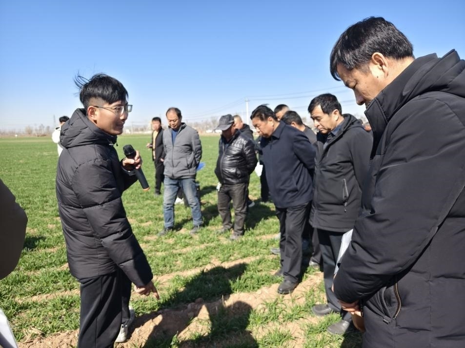 科技小院的“學(xué)生專(zhuān)家”（左一）。受訪者供圖