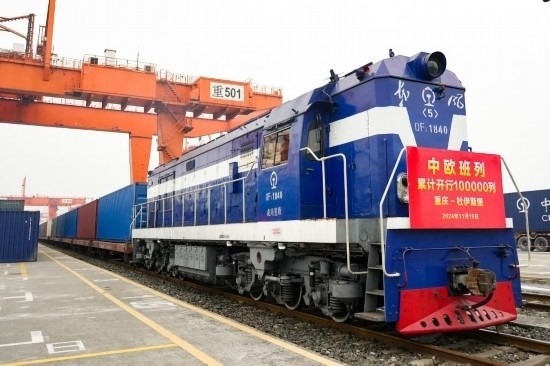 11月15日，X8083次中歐班列（重慶—杜伊斯堡）等待發(fā)車。新華社記者 張子彧 攝