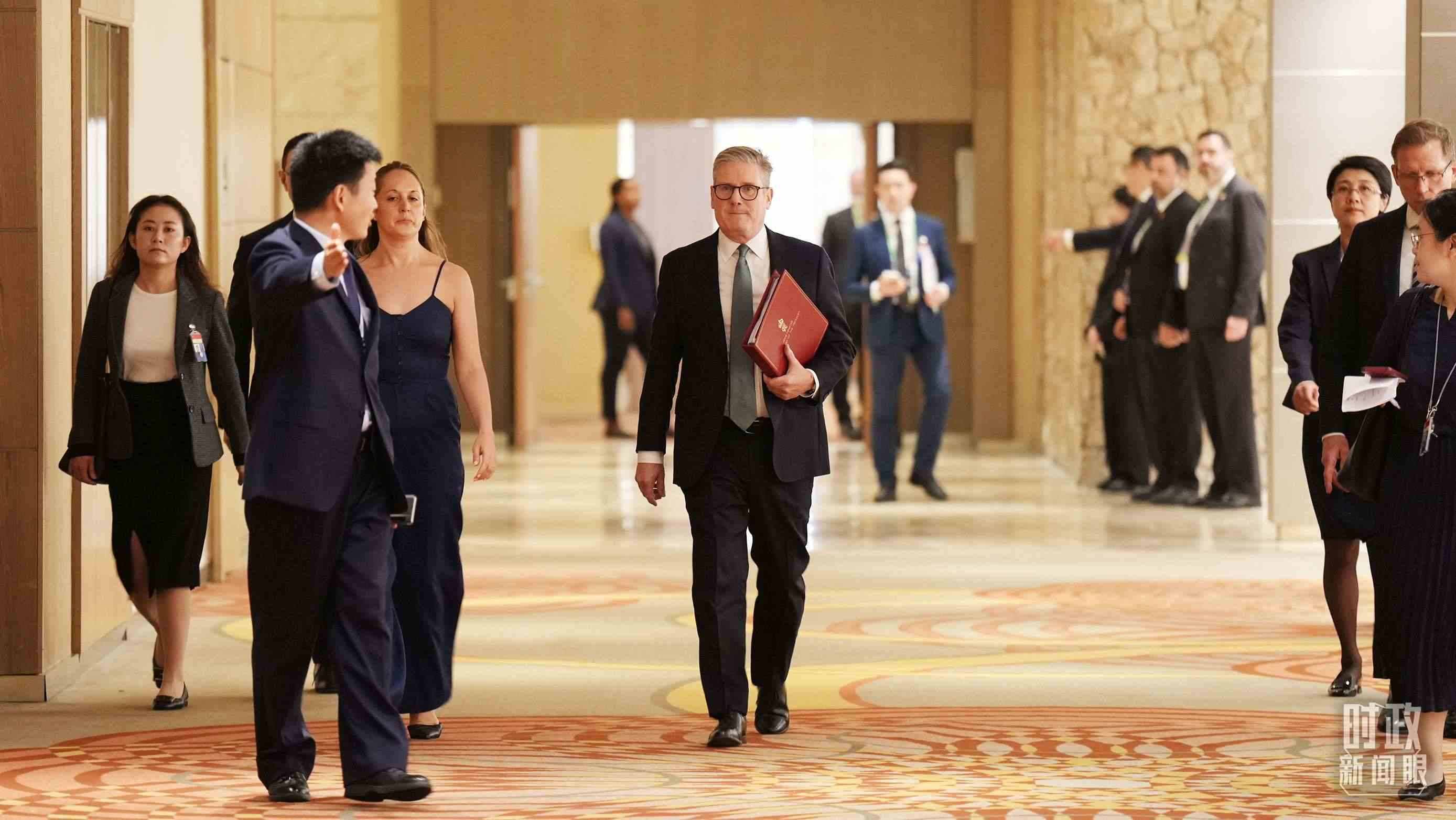 英國首相斯塔默抵達會見現(xiàn)場，這是他首次同習主席面對面交流。