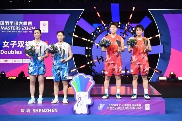 11月24日，劉圣書(shū)（右二）/譚寧（右一）與李怡婧/羅徐敏（左一）在頒獎(jiǎng)臺(tái)上合影。新華社記者 梁旭攝