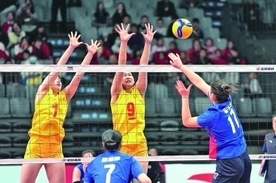 11月27日，山東隊(duì)球員李晨瑄（中）、李美君（左）在比賽中攔網(wǎng)。新華社發(fā)