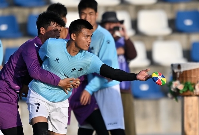 11月28日，花炮半決賽，廣西隊(duì)與海南隊(duì)展開激烈角逐。新華社記者 郭程攝