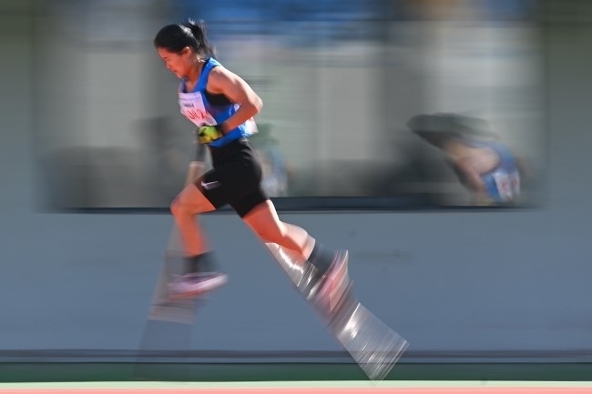 11月28日，海南隊(duì)選手吳明芬在高腳競速比賽中。新華社記者 杜子璇攝