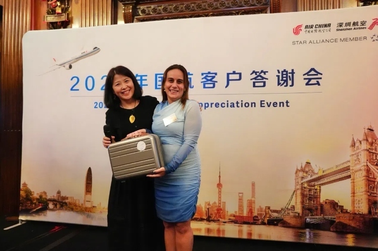 獲獎嘉賓上臺領取精美獎品。吳若鳴攝