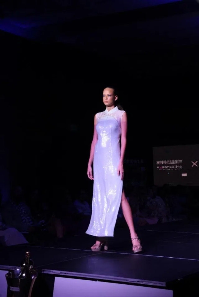 模特展示新中式禮服。顏李芳攝