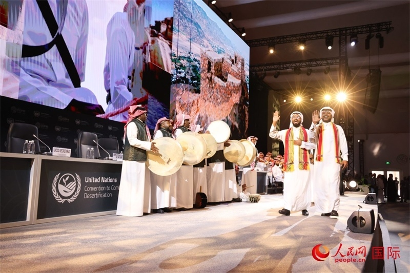 《聯(lián)合國防治荒漠化公約》第十六次締約方大會2日開幕。圖為開幕式表演。人民網(wǎng)記者任皓宇攝