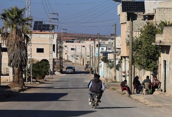 這是12月1日拍攝的敘利亞哈馬省北部一處城鎮(zhèn)街道。新華社發(fā)