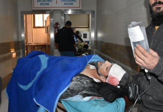 11月29日，在敘利亞阿勒頗，傷者被送往醫(yī)院接受治療。新華社發(fā)