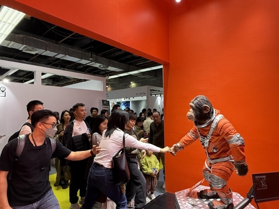 本土原創(chuàng)公司JIN ARTS帶領(lǐng)仿生機(jī)器人亮相廣州設(shè)計(jì)周11號館。（受訪者供圖）
