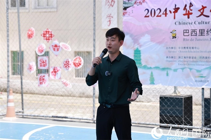 歌曲《故鄉(xiāng)的云》喚起了在外游子對(duì)故鄉(xiāng)的懷念。人民網(wǎng)記者 陳海琪攝