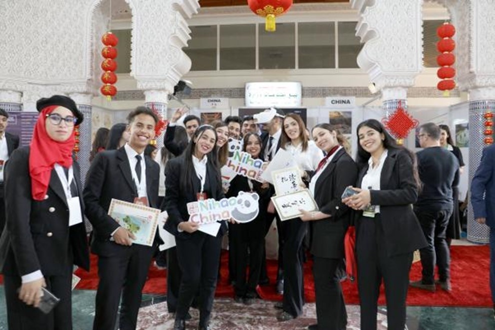 當?shù)孛癖娛殖帧澳愫?！中國”手牌合影。拉巴特中國文化中心供圖