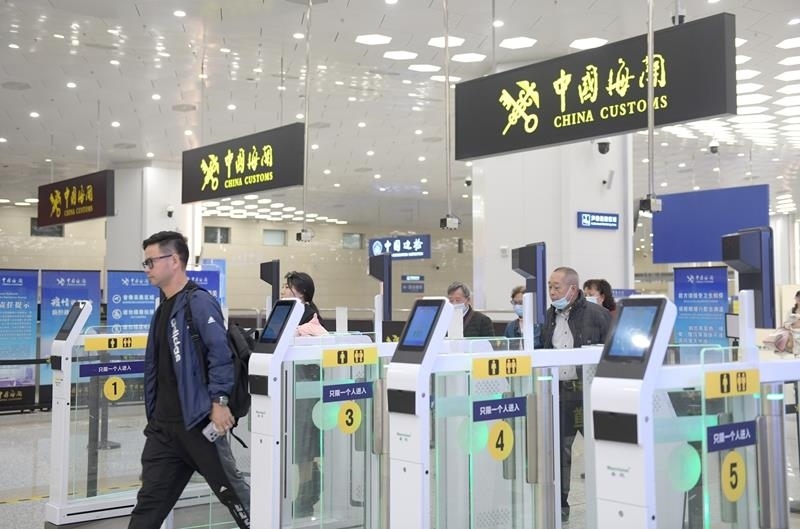 △2024年2月29日，旅客從橫琴口岸過關(guān)。