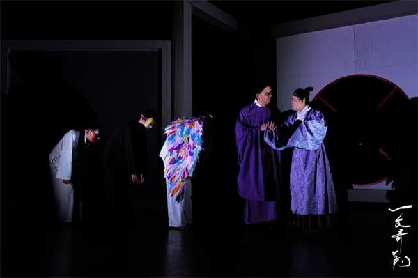 《一文奇冤》劇照。中國(guó)國(guó)家話劇院供圖