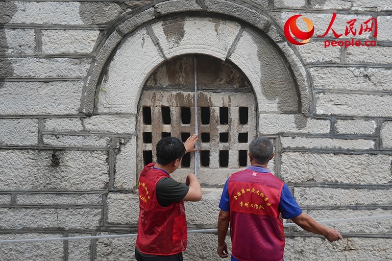 9月14日，山東青州，文物普查隊員正在實地調查。人民網(wǎng)記者 韋衍行攝