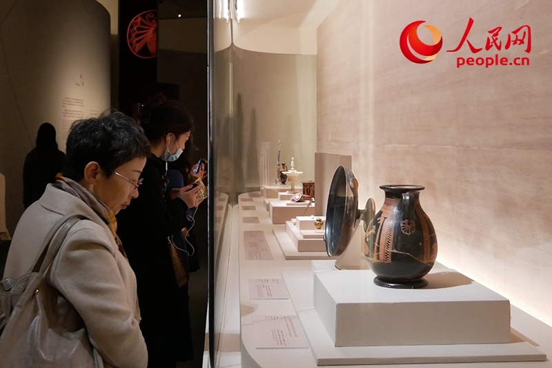 11月13日，觀眾正在國博參觀“美的多元——古希臘的藝術與生活”展。人民網(wǎng)記者 韋衍行攝