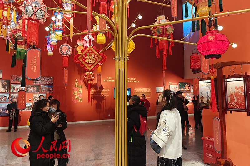 12月21日，觀眾正在參觀“過年——春節(jié)主題展”。人民網(wǎng)記者 韋衍行攝